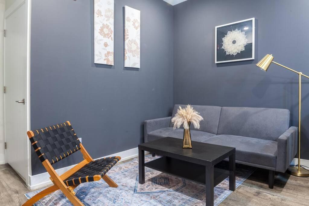 Modern Charm-3br/3ba With Air+wi-fi+patio Apartment Philadelphia