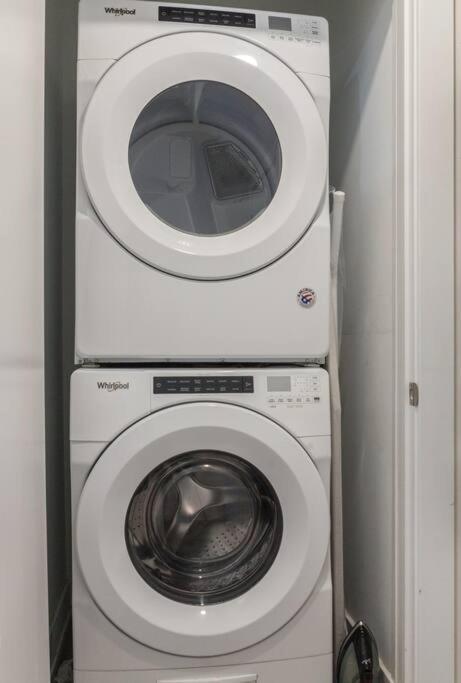 Modern Charm-3br/3ba With Air+wi-fi+patio Apartment
