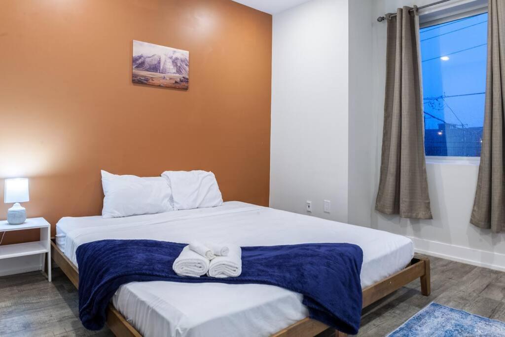 Modern Charm-3br/3ba With Air+wi-fi+patio Apartment