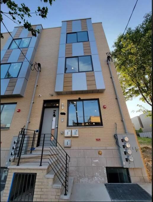 Modern Charm-3br/3ba With Air+wi-fi+patio Apartment Philadelphia