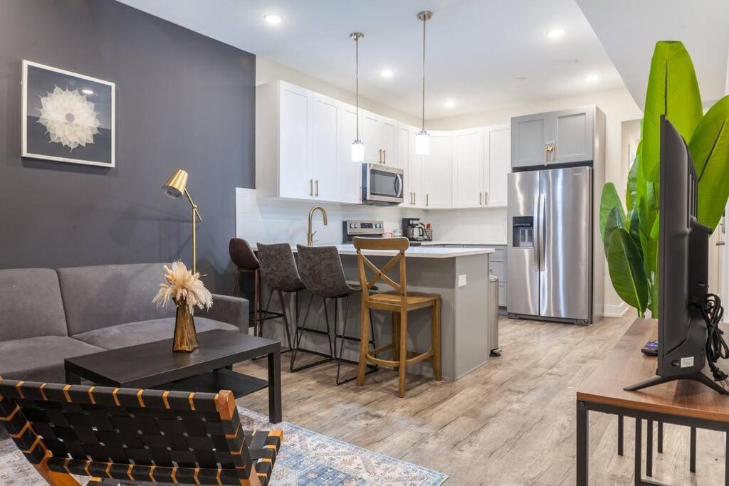 Modern Charm-3br/3ba With Air+wi-fi+patio Apartment *